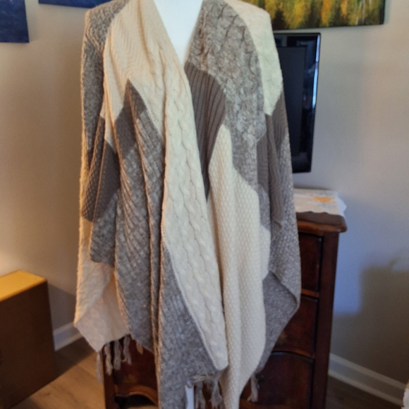 Knox Rose Sweaters - Knox Rose Cream and Brown Textured Poncho
